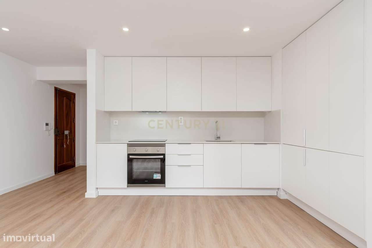 Apartamento Renovado T2 em Almada com Muito Luz Natural - Grande imagem: 2/27