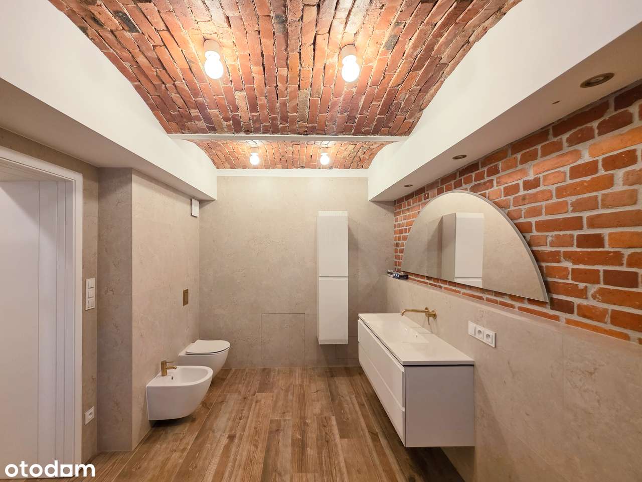 Unikatowy loft w sercu Poznania – cegła – szklane sufity -dwupoziomowy-11