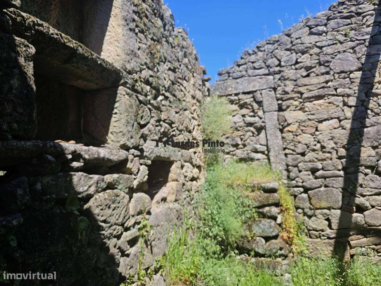 Quinta com construção em pedra perto do rio-4