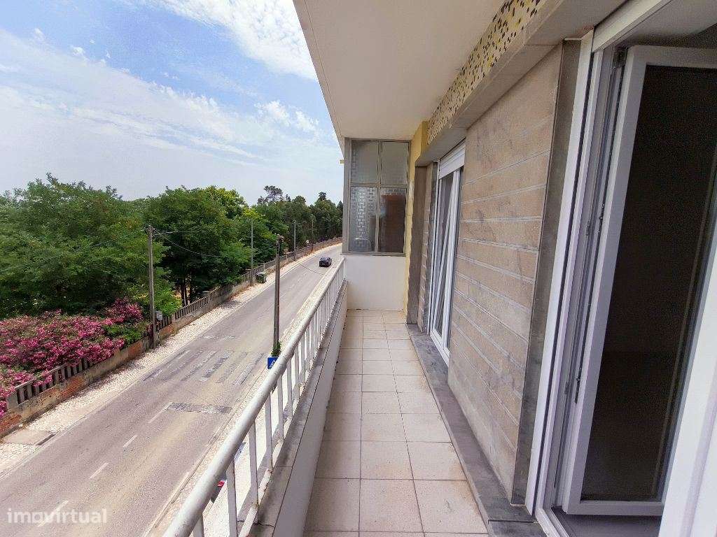 Apartamento T4 totalmente remodelado com suíte, varanda e vista rio...-16