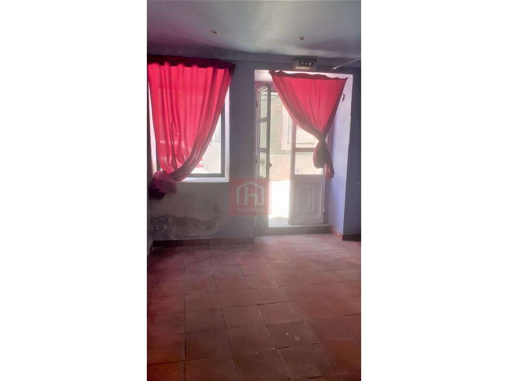 Loja de comercio no centro histórico de Alcochete - Grande imagem: 3/11