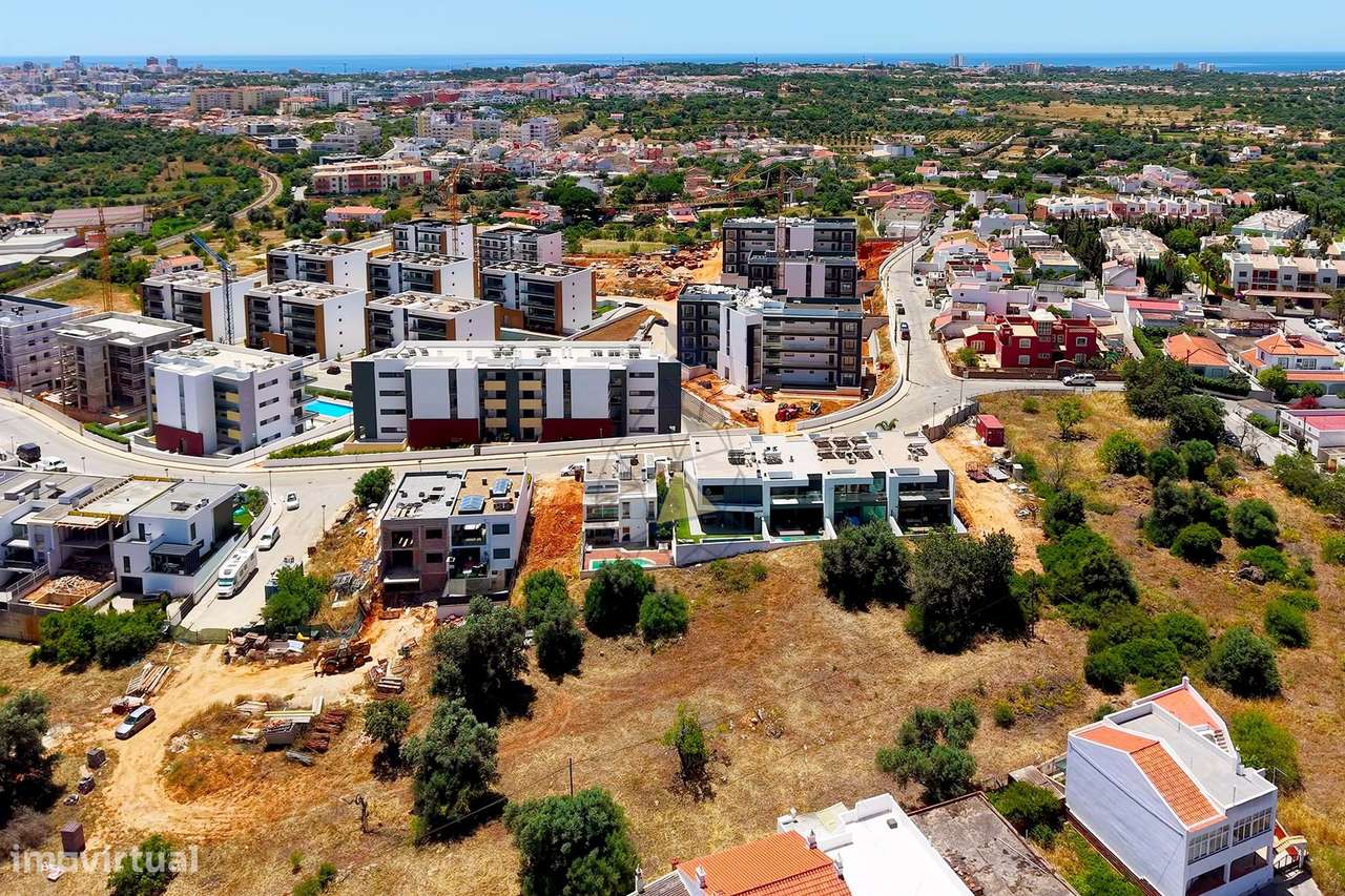 Linda moradia em banda em construção para venda na área de Sesmarias,-25