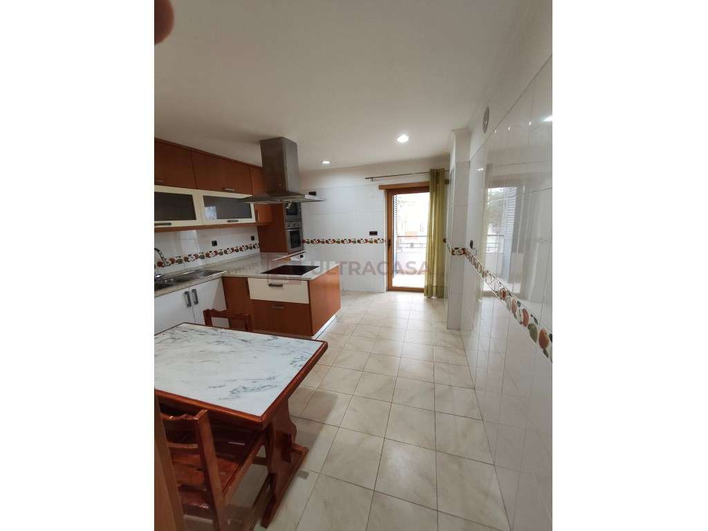 Arrenda-se T2 Mobilado e Equipado, com Parqueamento na Urbanização ... - Grande imagem: 5/45