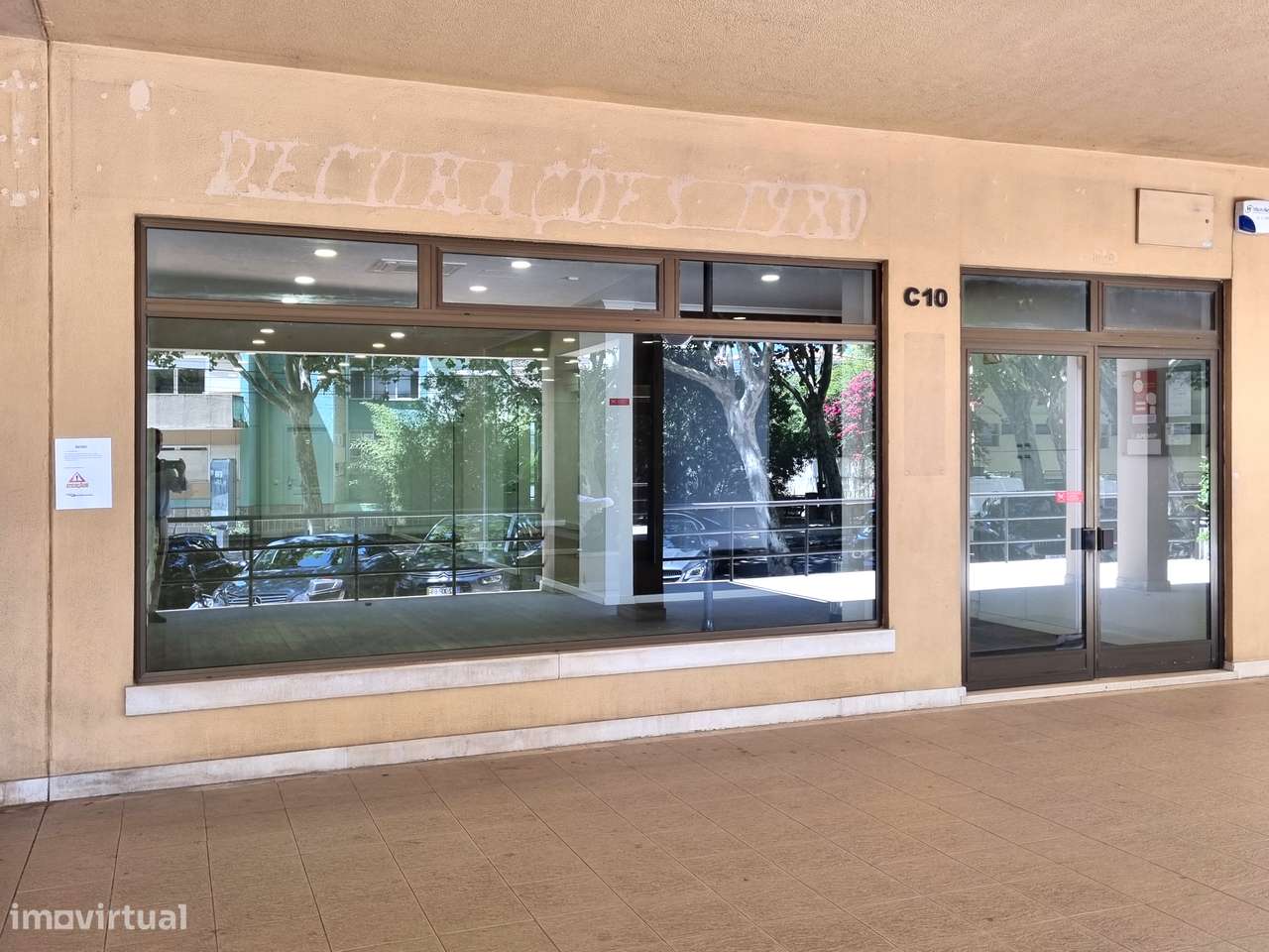 Arrenda-se loja na Av. 25 de Abril nº 722, Edifício Sol de Cascais. - Grande imagem: 2/13