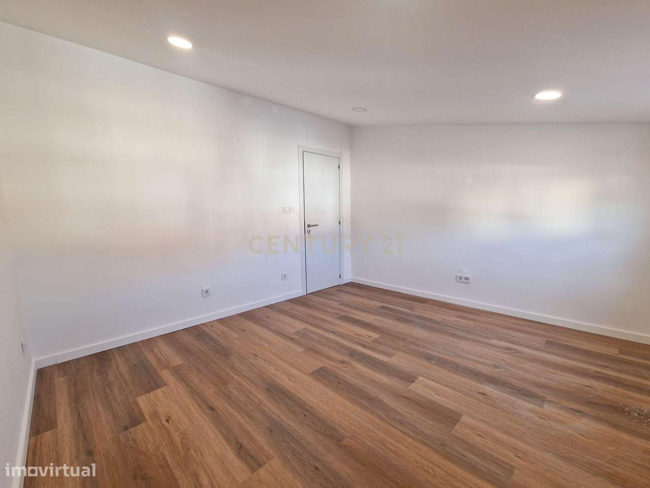 Moradia isolada c/ 4 assoalhadas totalmente remodelada c/ possibilidad-20