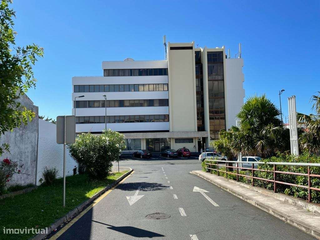 Edifício destinado a Comércio e Serviços em Ponta Delgada, São José-5