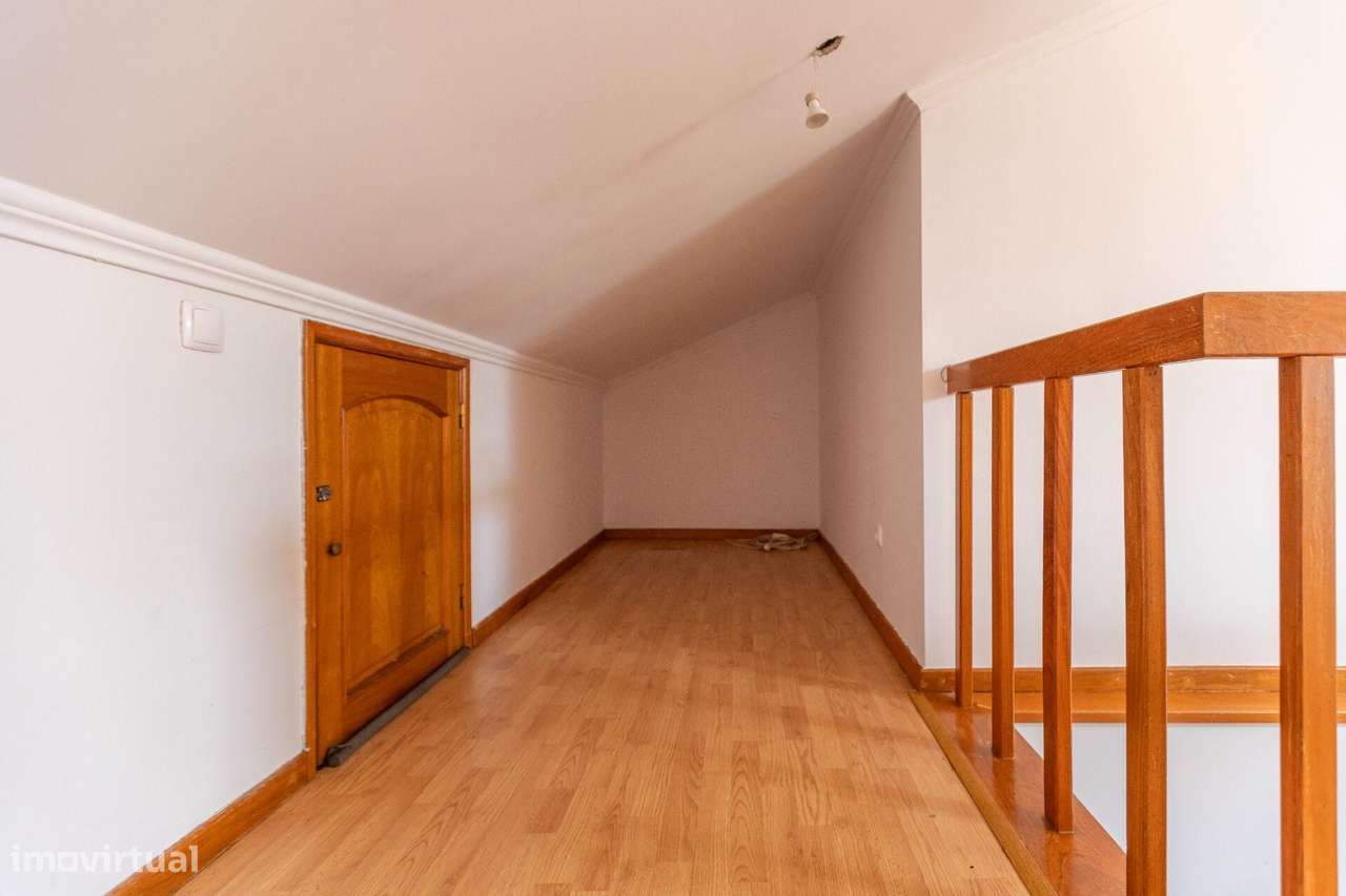 T2 Duplex com 101 m2 e 2 WC – Um apto. diferente na Amadora-28
