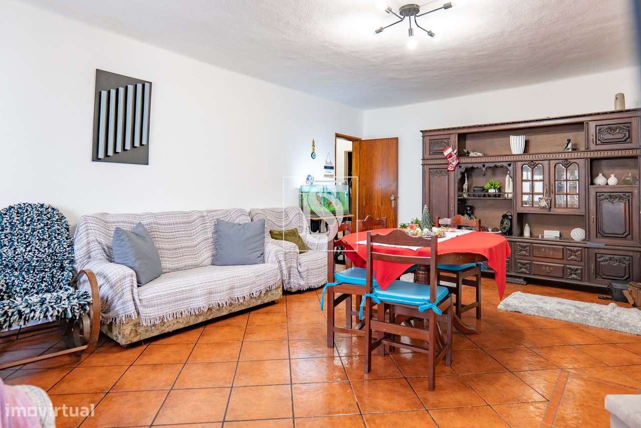 Moradia Renovada com Terraço e Vista Campo em Lamarosa-6