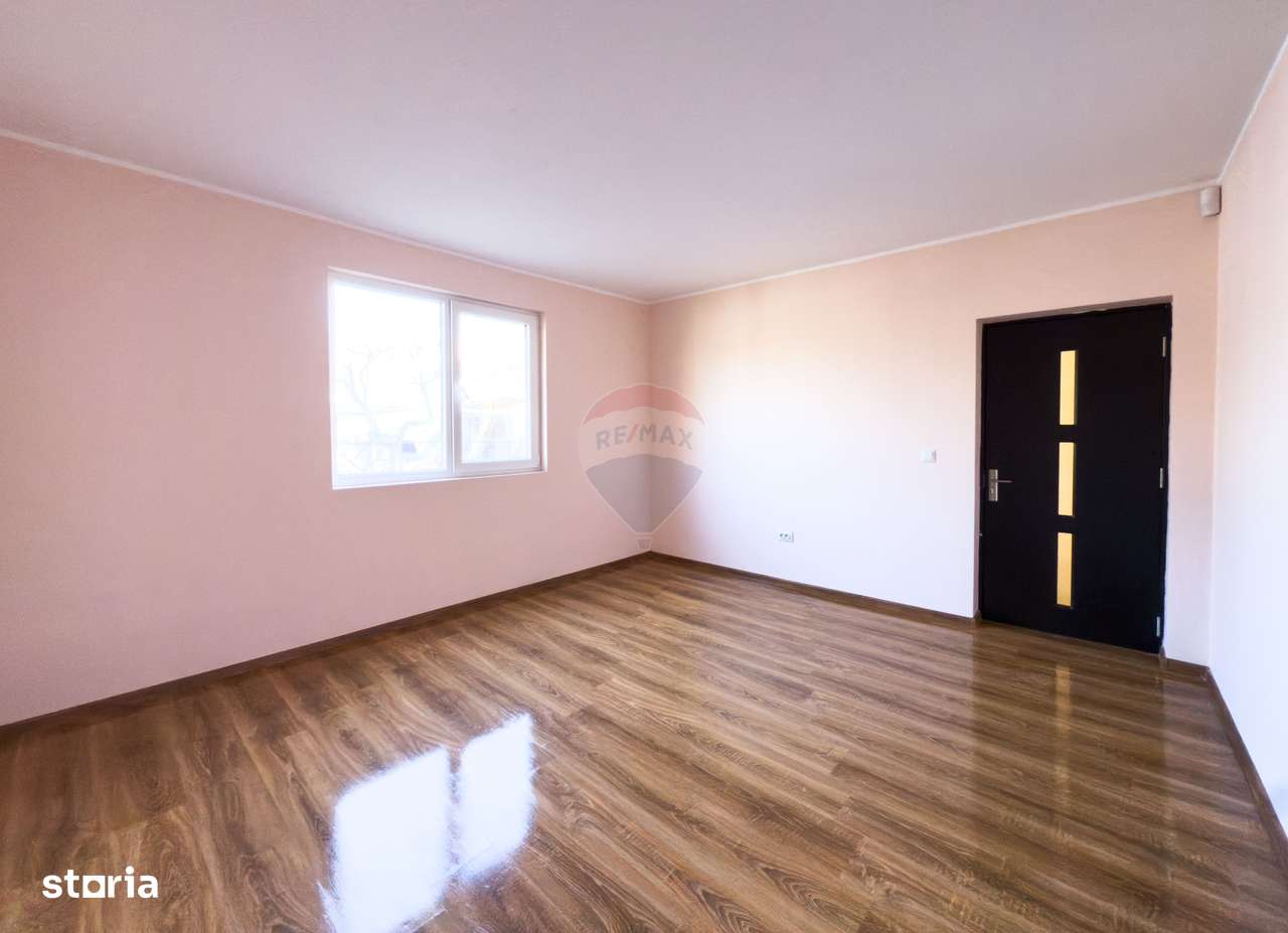 Casă / Vilă cu 8 camere de vânzare în zonă centrală - Urlati-6