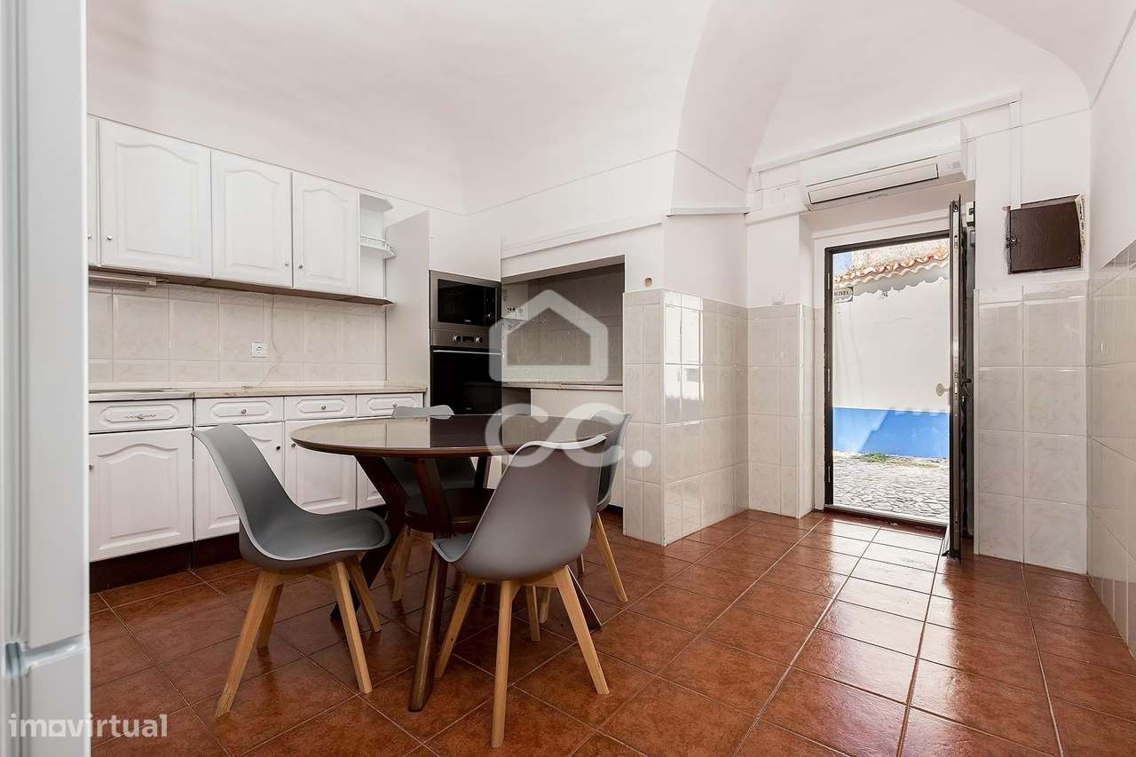 Moradia térrea de gaveto com quintal e terraço no centro de Redondo - Grande imagem: 4/28