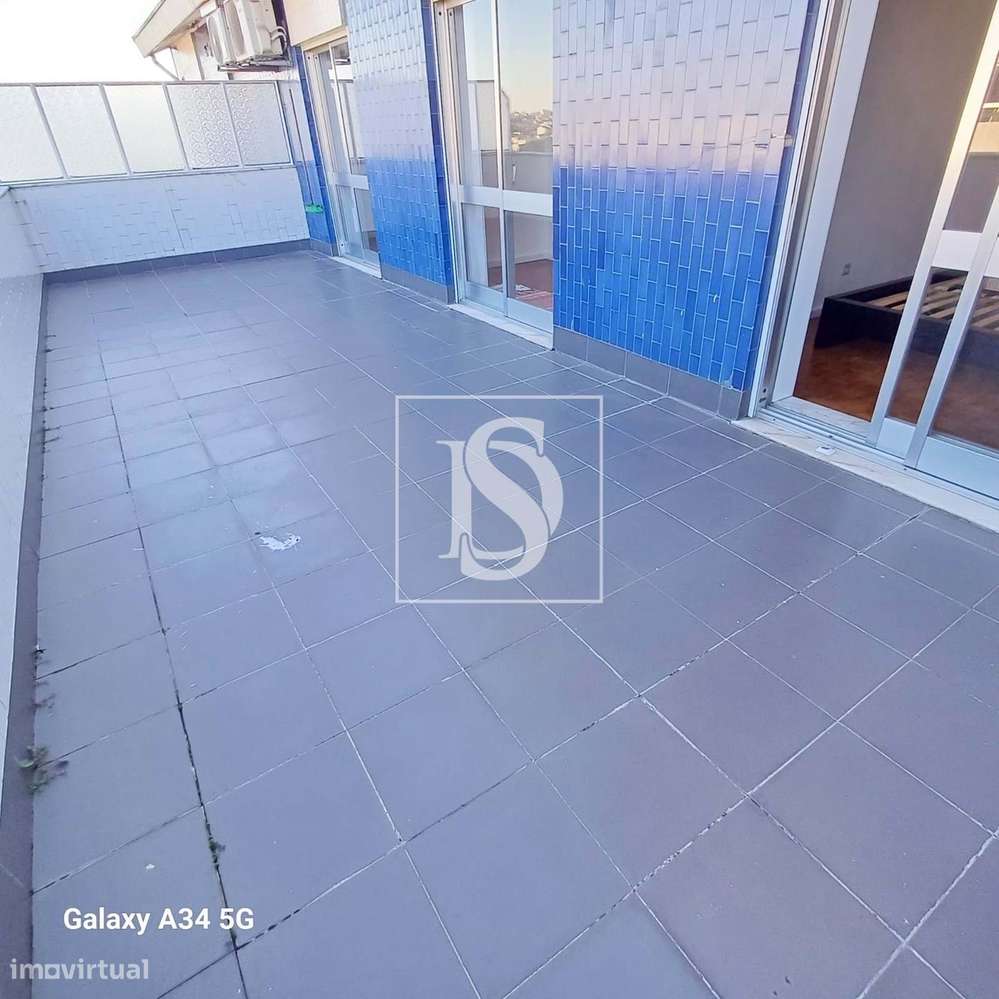 Excelente T2 com terraço e garagem em Box-11