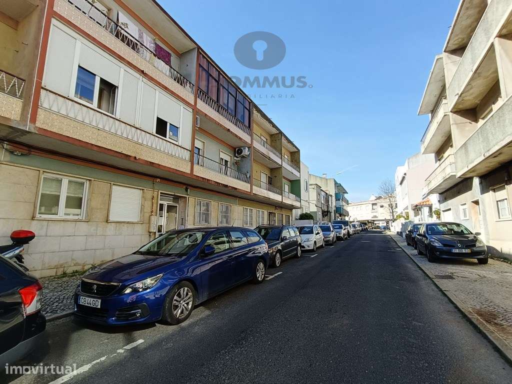 Apartamento T2+1 Renovado na Buraca-26