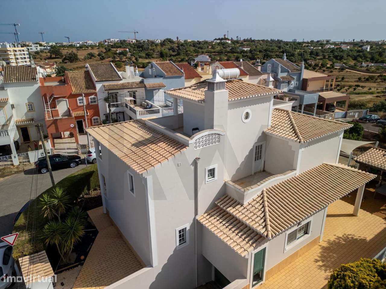 Exclusivo em Alvor: Moradia Isolada T5 com Máxima Privacidade e Confor-46
