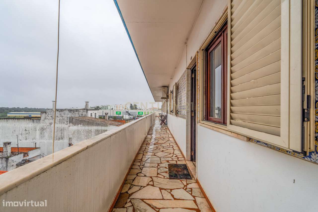 T2 em Portimão com 79m2 para Remodelação e Grande Potencial - Grande imagem: 3/31