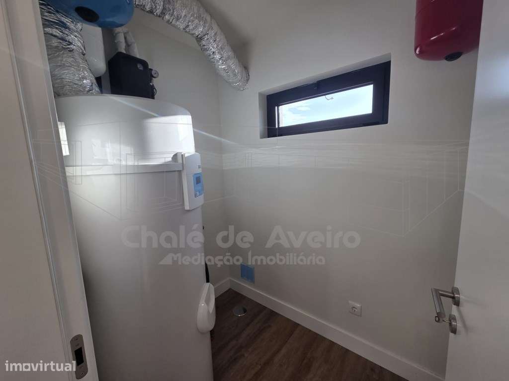 Moradia unifamiliar geminada T3, de 2 pisos, com garagem, anexos e ...-45