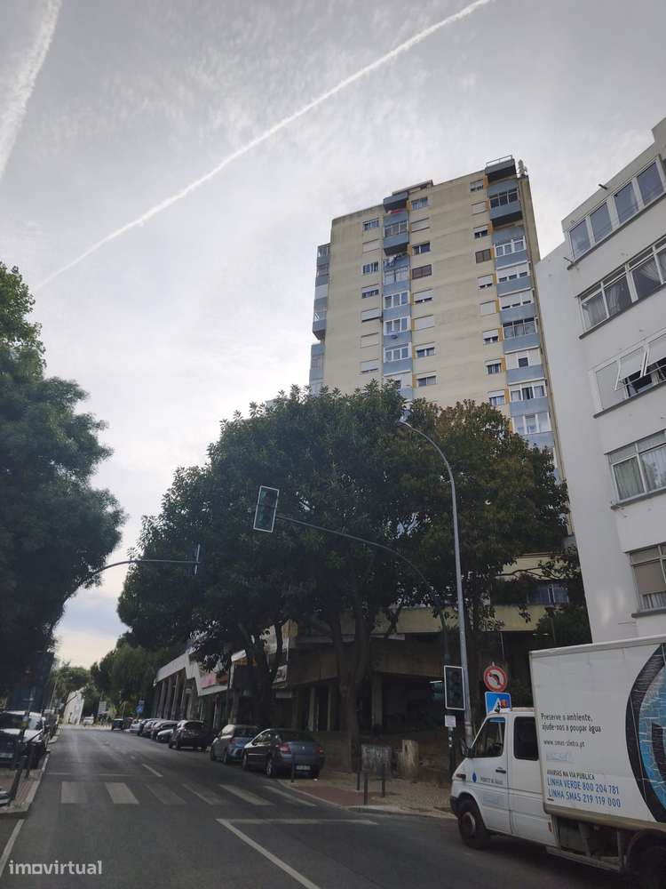 Apartamento T2 em Massamá Renovado com varanda e elevador-2