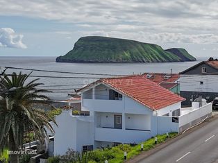 Fantástica Moradia T5 na Vila de Porto Judeu com uma excelente vista m