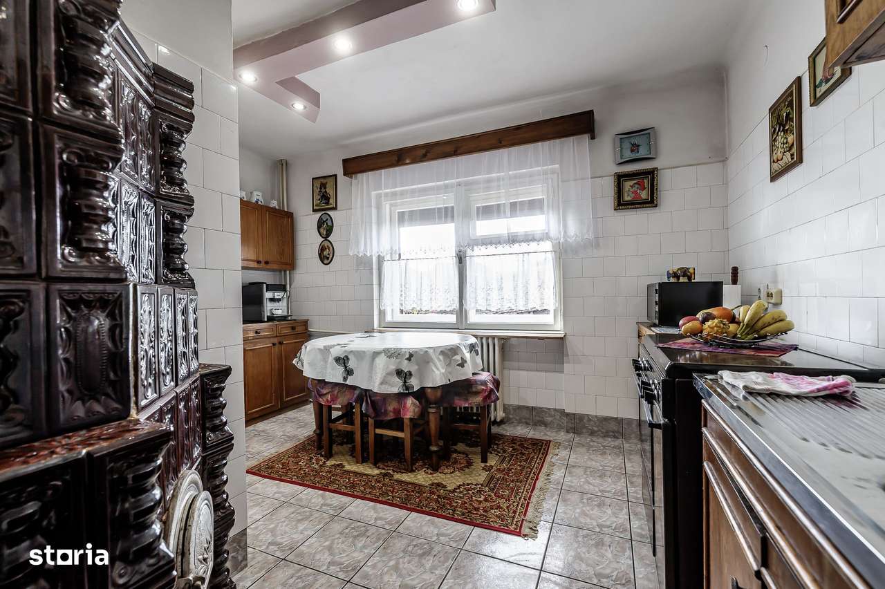 Casă din cărămidă cu 8 camere – zonă liniștită, LIPOVA - Imagine principală: 3/11