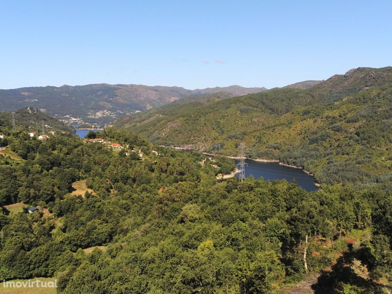 Terreno na zona do Gerês com vistas Rio para construção com 11.500m2