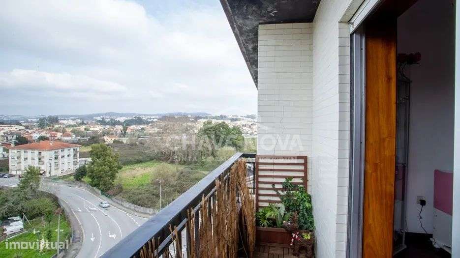 Apartamento T2 com Varanda e Garagem em Gondomar-12
