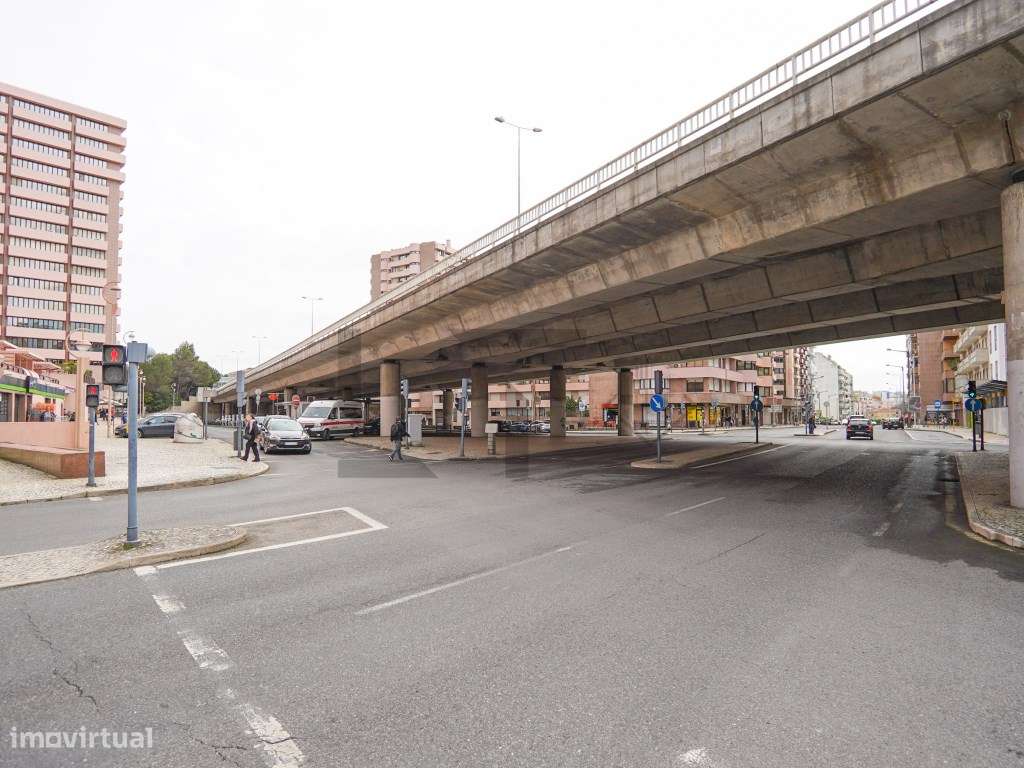 Escritório com Garagem para Arrendamento nas Laranjeiras, Lisboa - Grande imagem: 4/26