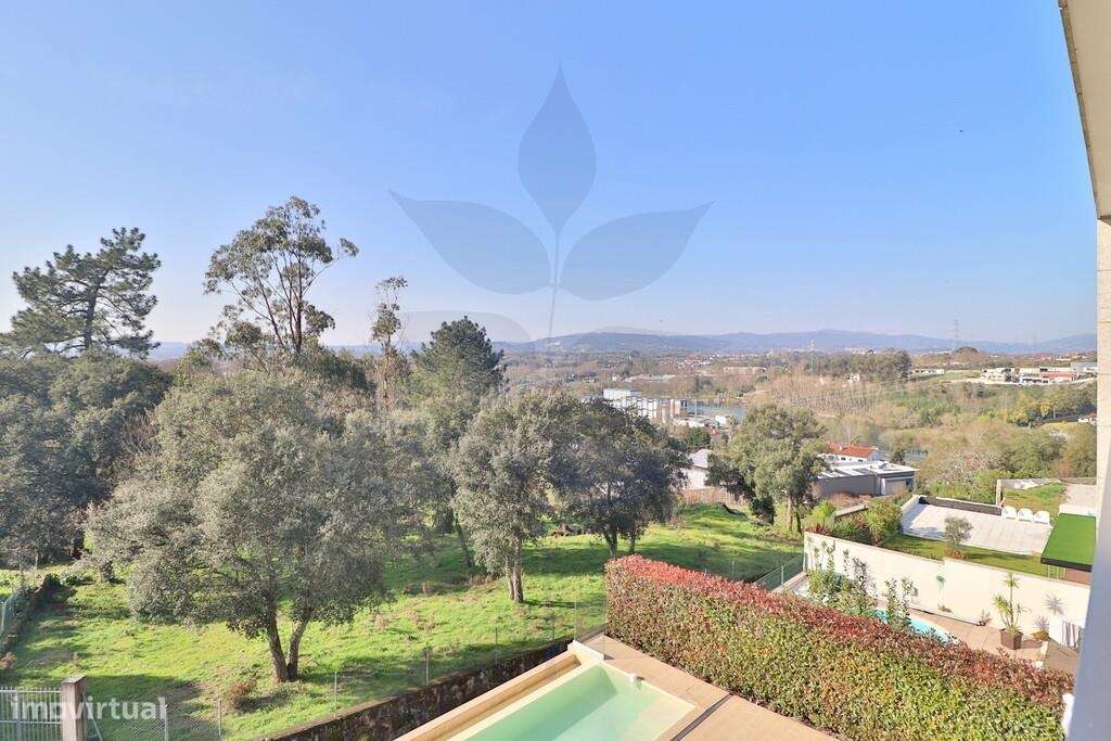 Venda Moradia Geminada Palmeira T4-6