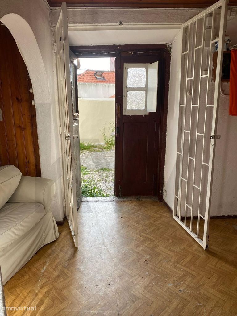 Apartamento T1 em Rés do Chão, devoluto, com porta directa para o Páte - Grande imagem: 1/32