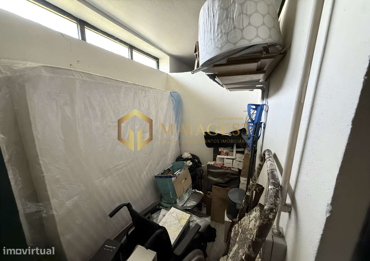 Apartamento T2 Renovado na Madalena com Garagem e Arrumos-31