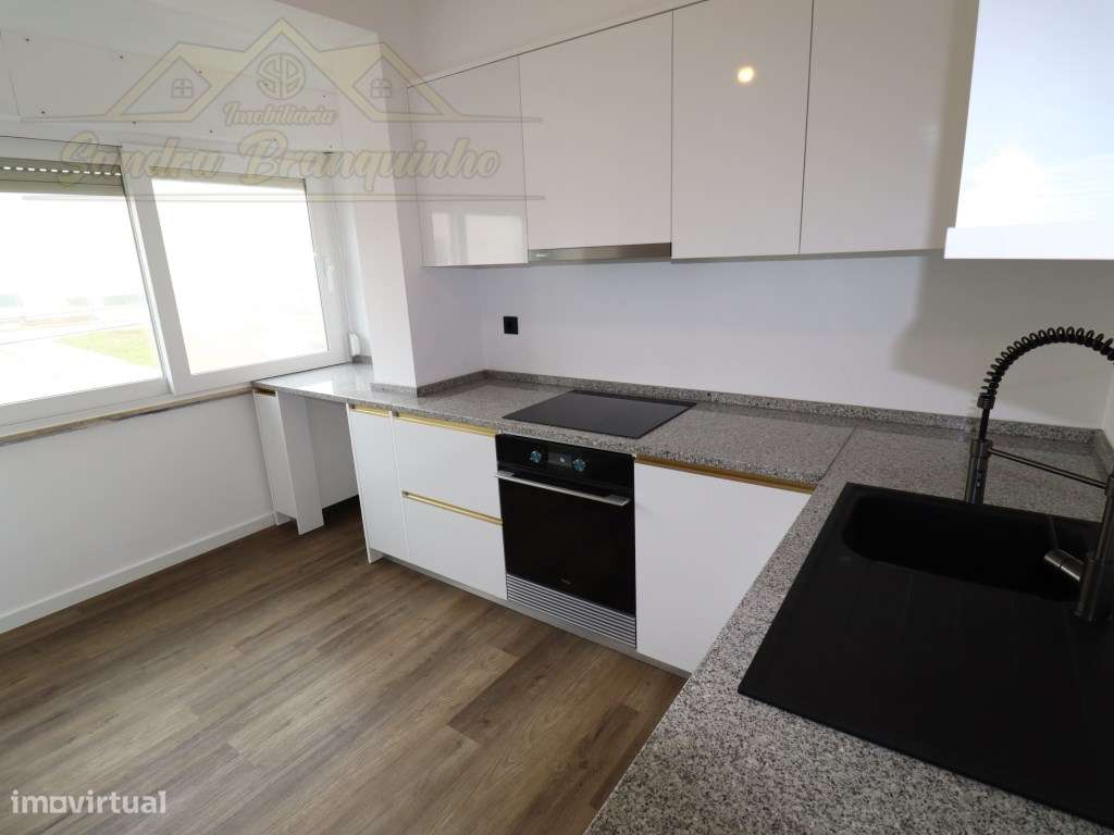 Apartamento T2 RENOVADO em Santa Cruz-33