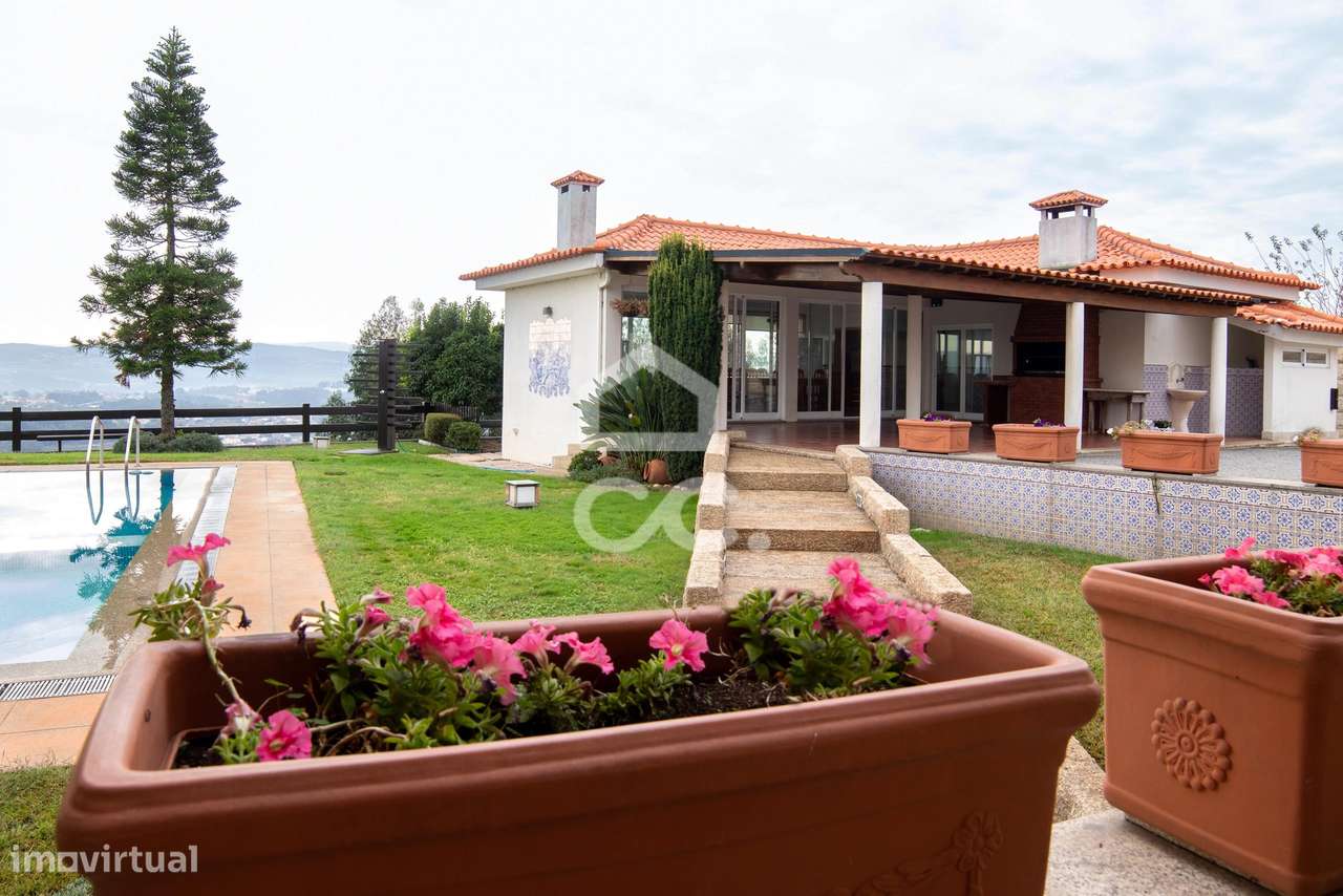 Moradia T6 com piscina e vistas-12