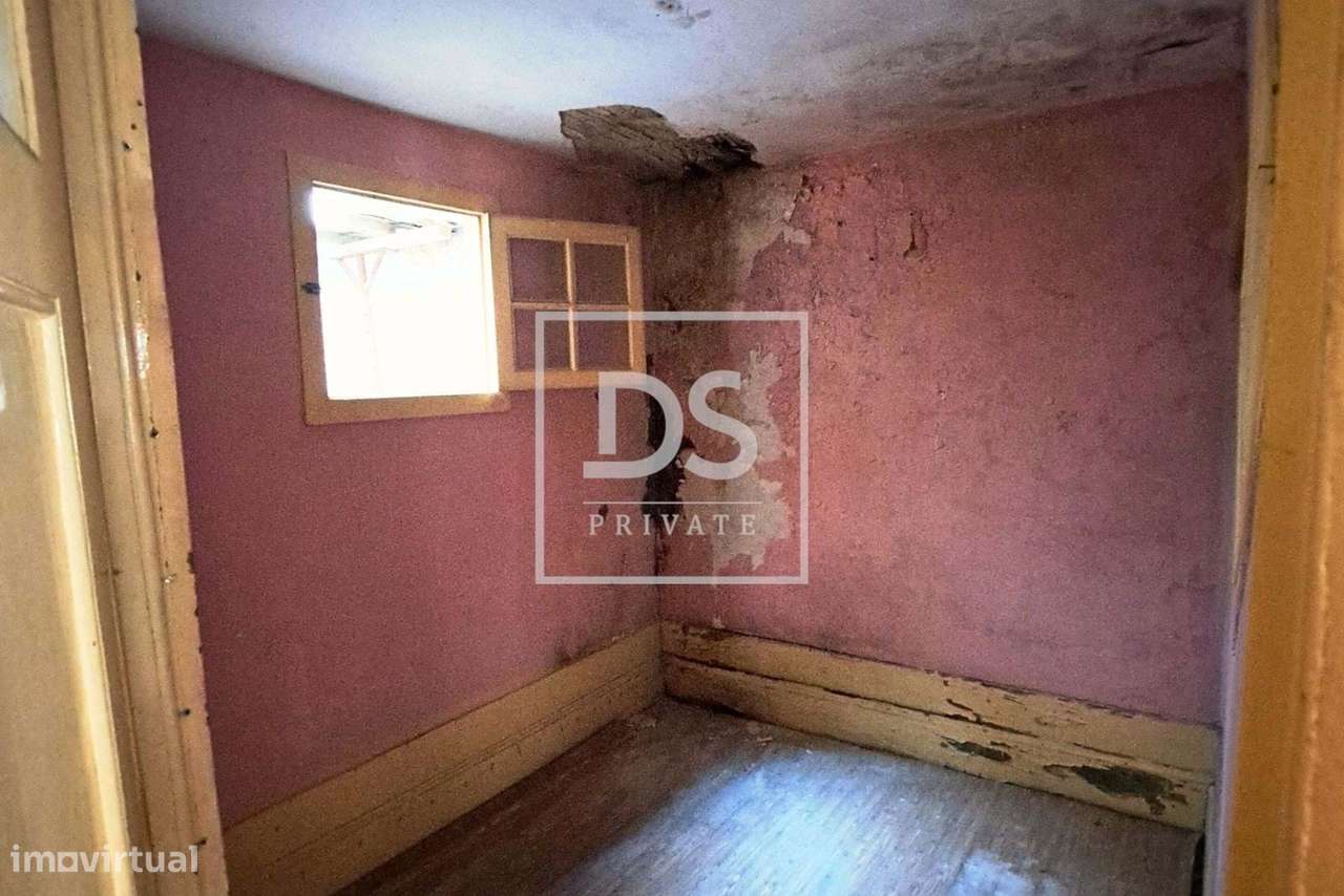 Prédio para Renovação na Sé do Porto – Oportunidade Única no Coração H-10