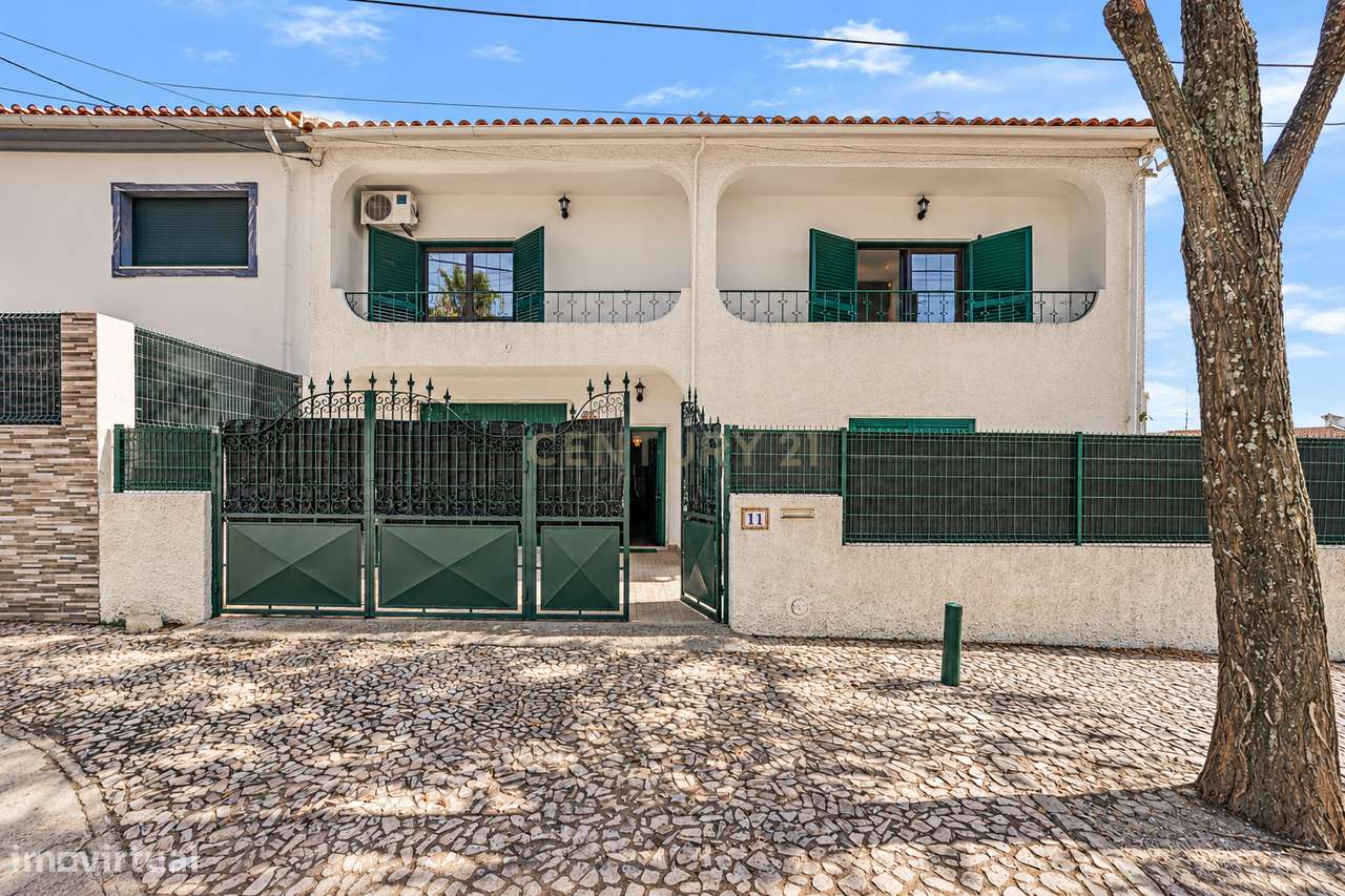 MORADIA T5 COM GARAGEM E PISCINA, 327 M² DE TERRENO PARA USUFRUIR-0