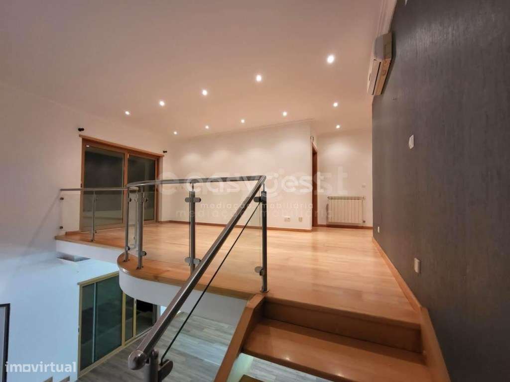 Moradia Fantástica t4 em Santa Iria de Azóia com jardim e garagem - Grande imagem: 4/12