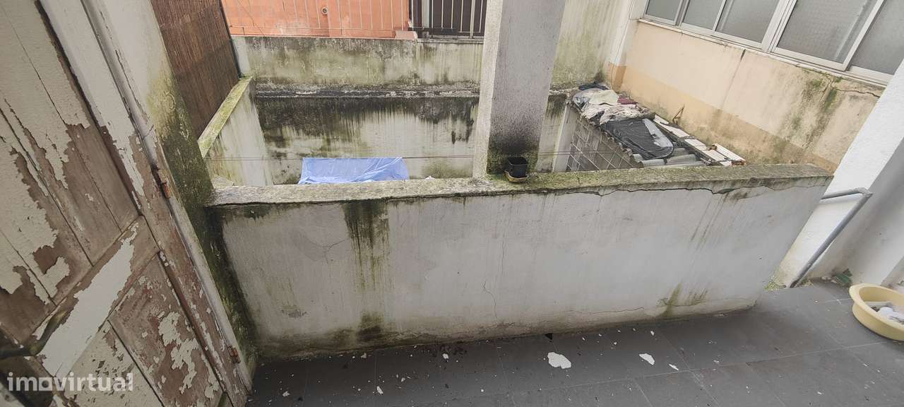 Apartamento T3 com varanda em Avenidas Novas, para remodelação total.-42