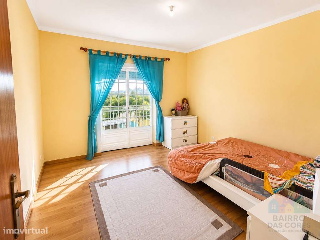 Moradia T4 isolada com terreno e piscina em Tomar-7