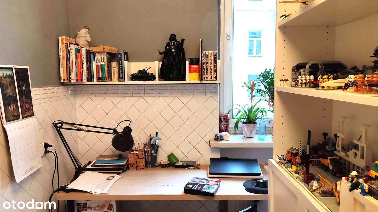 Plac Komuny Paryskiej, kamienica modernistyczna, 2 balkony-3