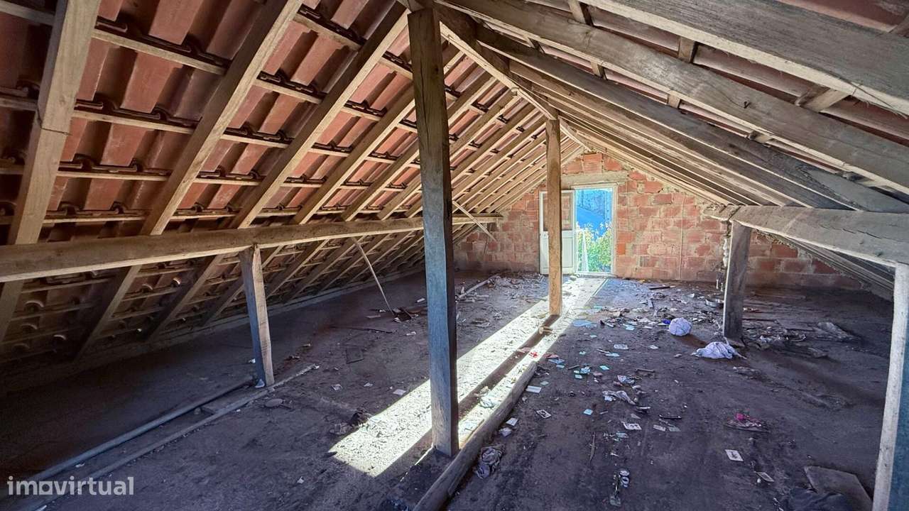 Moradia para reconstrução | Terreno 1.506 m2 | Vista campo | Periferia-36