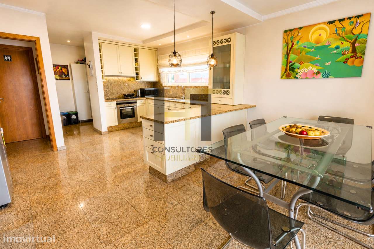 Moradia T3 | 4 Frentes | Piscina, Suite c/ Closet, Garagem 3 Carros |-5