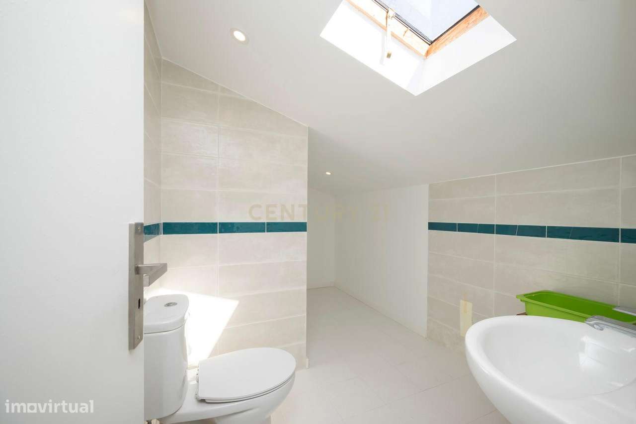 Moradia remodelada de 6 assoalhadas Exclusiva no Estoril-38