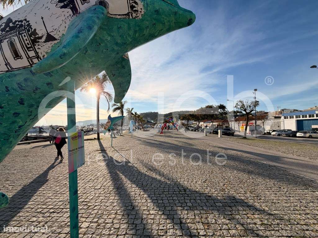 Apartamento T3 com varanda, Luísa Todi-36