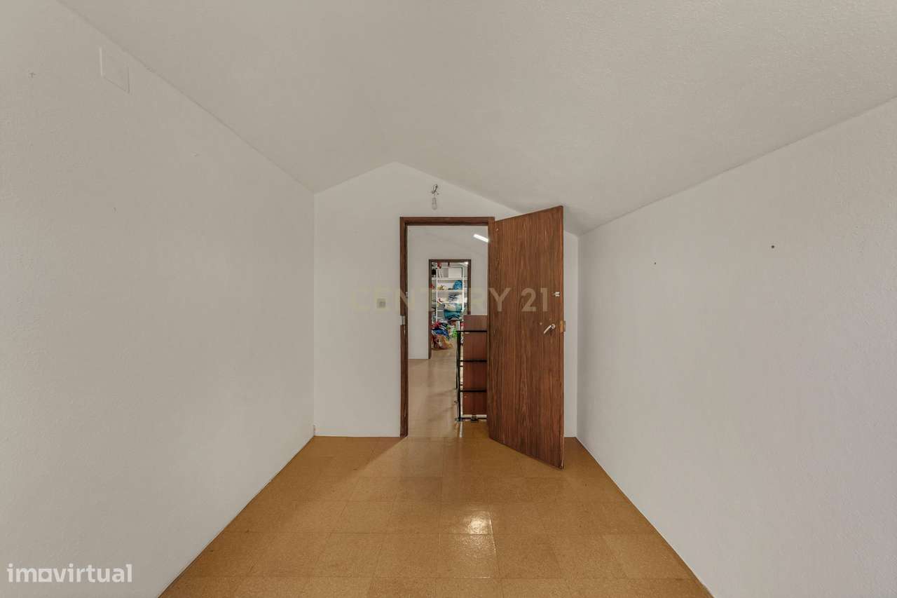 MORADIA T5 COM GARAGEM E PISCINA, 327 M² DE TERRENO PARA USUFRUIR-51