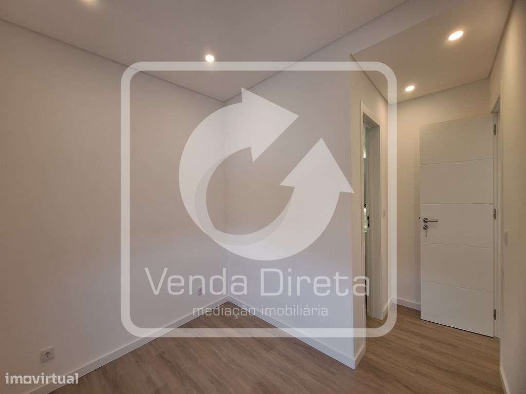 T4 totalmente remodelado no Barreiro com Varanda.-24