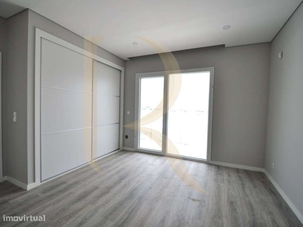 Moradia isolada nova T4+1 com piscina e garagem em Brejos de Azeitão-27