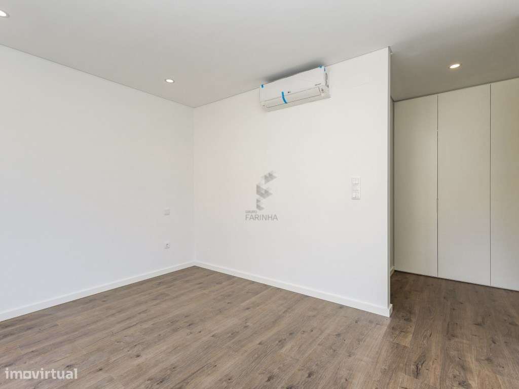 MORADIA T4 NOVA
Famões, moradia independente V4+1 nova com Jardim,...-25