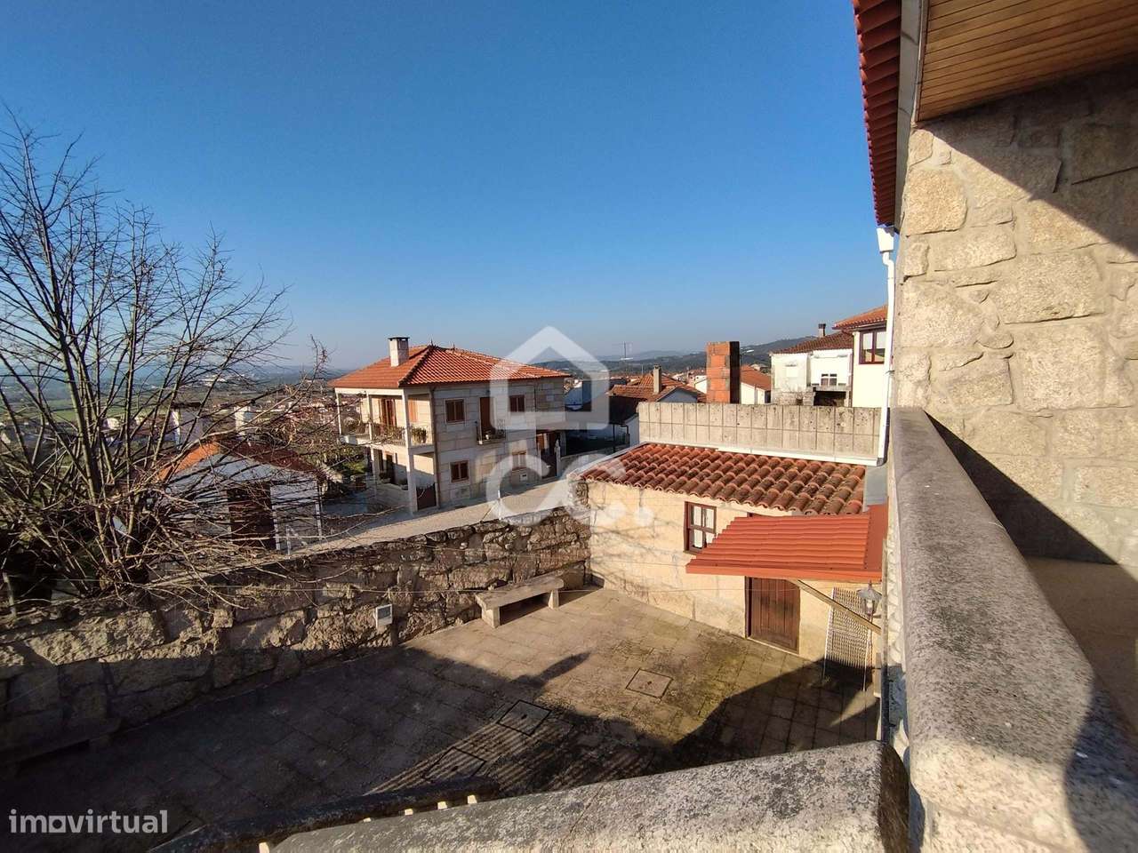 Moradia em pedra, com res do chão e primero andar num vila mediaeval-14