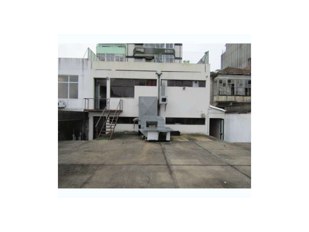 Espaço Comercial c/ Logradouro para Venda à Rotunda da Boavista-3