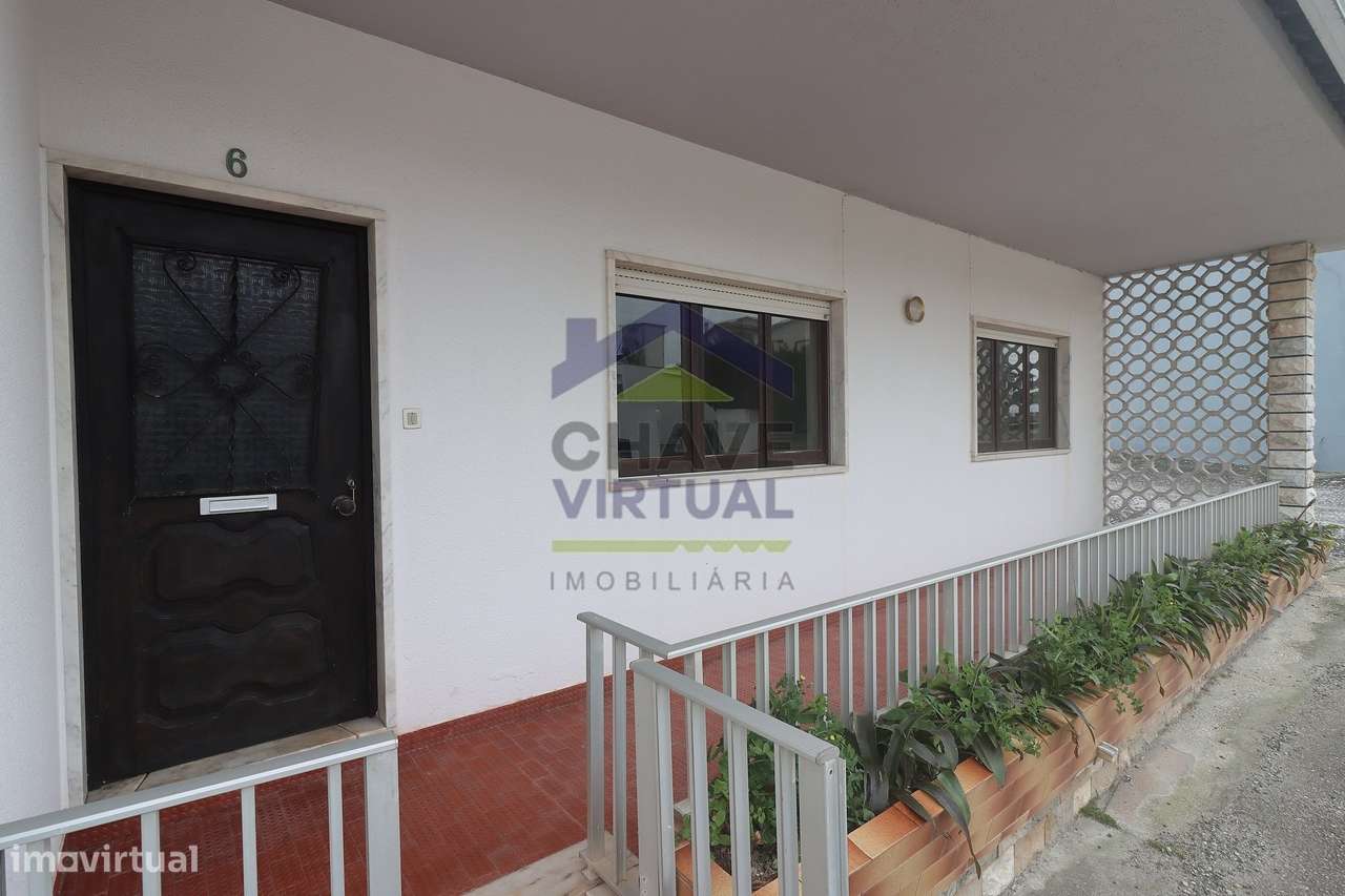 Moradia V3 com Terreno Urbano e Garagem - Seixal, Lourinhã-5