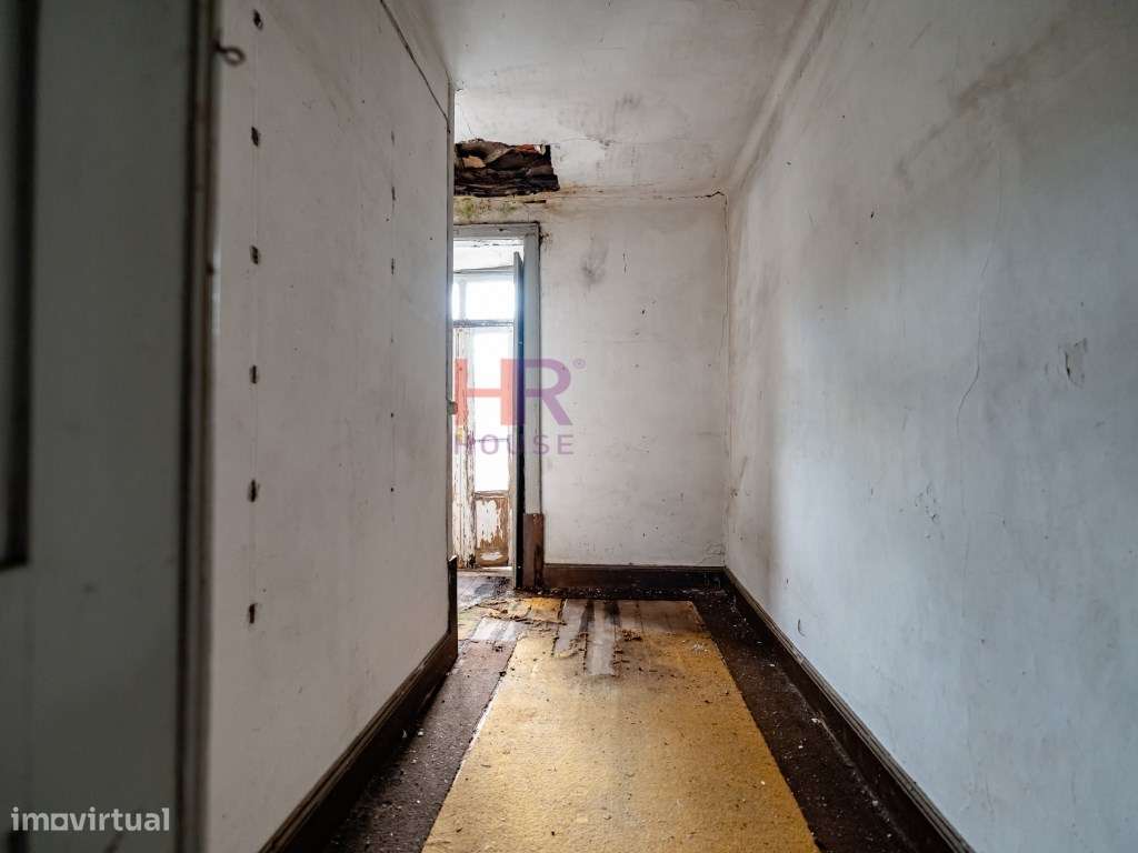 Coimbra, Vende-se Moradia com terreno e jardim.-15