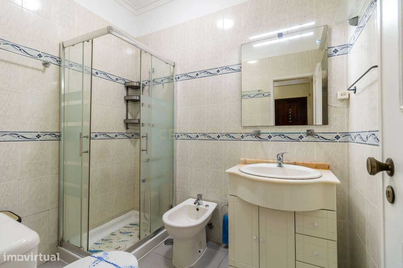 Apartamento T2 com Vista Rio | 2 Varandas / Zona Tranquila e Excelente-10