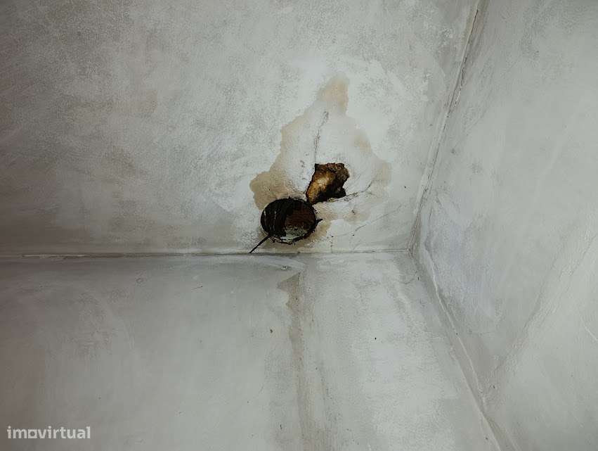 Moradia T3 geminada, com quintal, em Santa Clara, Coimbra-15